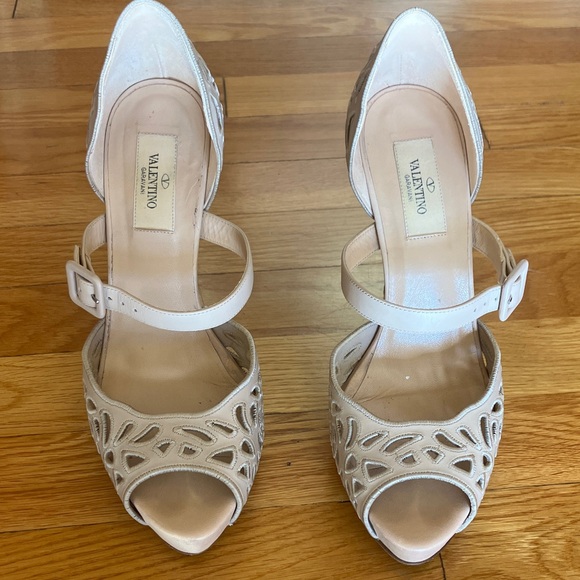 Valentino Women's Nude Cutout Heels, size EU 38 - Picture 4 of 4